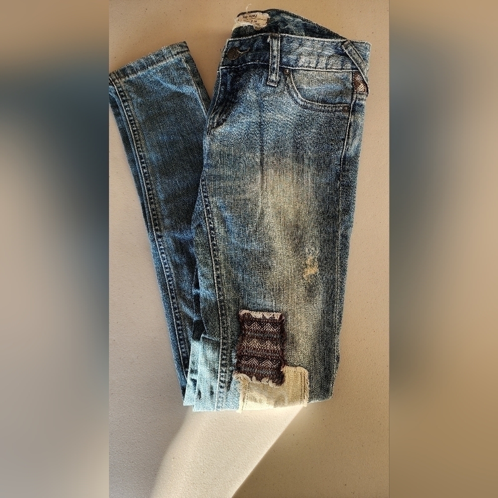 Free People Women's Indigo Distressed Aztec Patches Retro Jean Size 24.